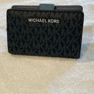 EXCELLENT CONDITION NO FLAWS MK MICHAEL KORS WALLET